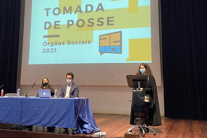 Carolina Martins sucede a Madalena Jesus como presidente da Associação de Estudantes da ESCS
