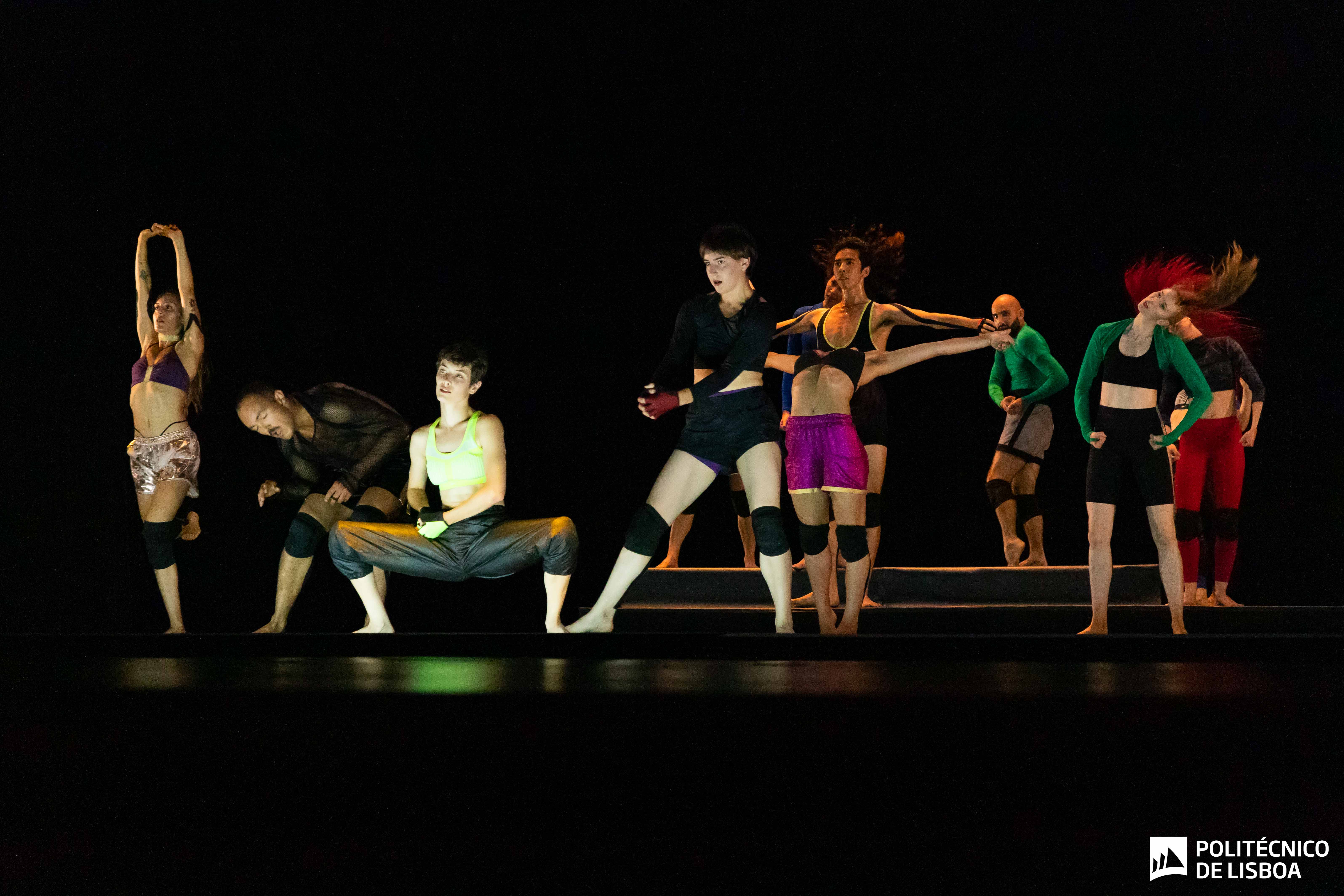 alunos da escola superior de dança a atuar em palco