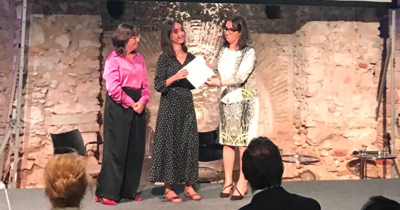foto com 3 mulheres de pé num palco numa cerimónia de entrega de bolsas
