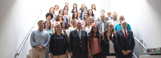 foto com um grupo de pessoas de pé numas escadas