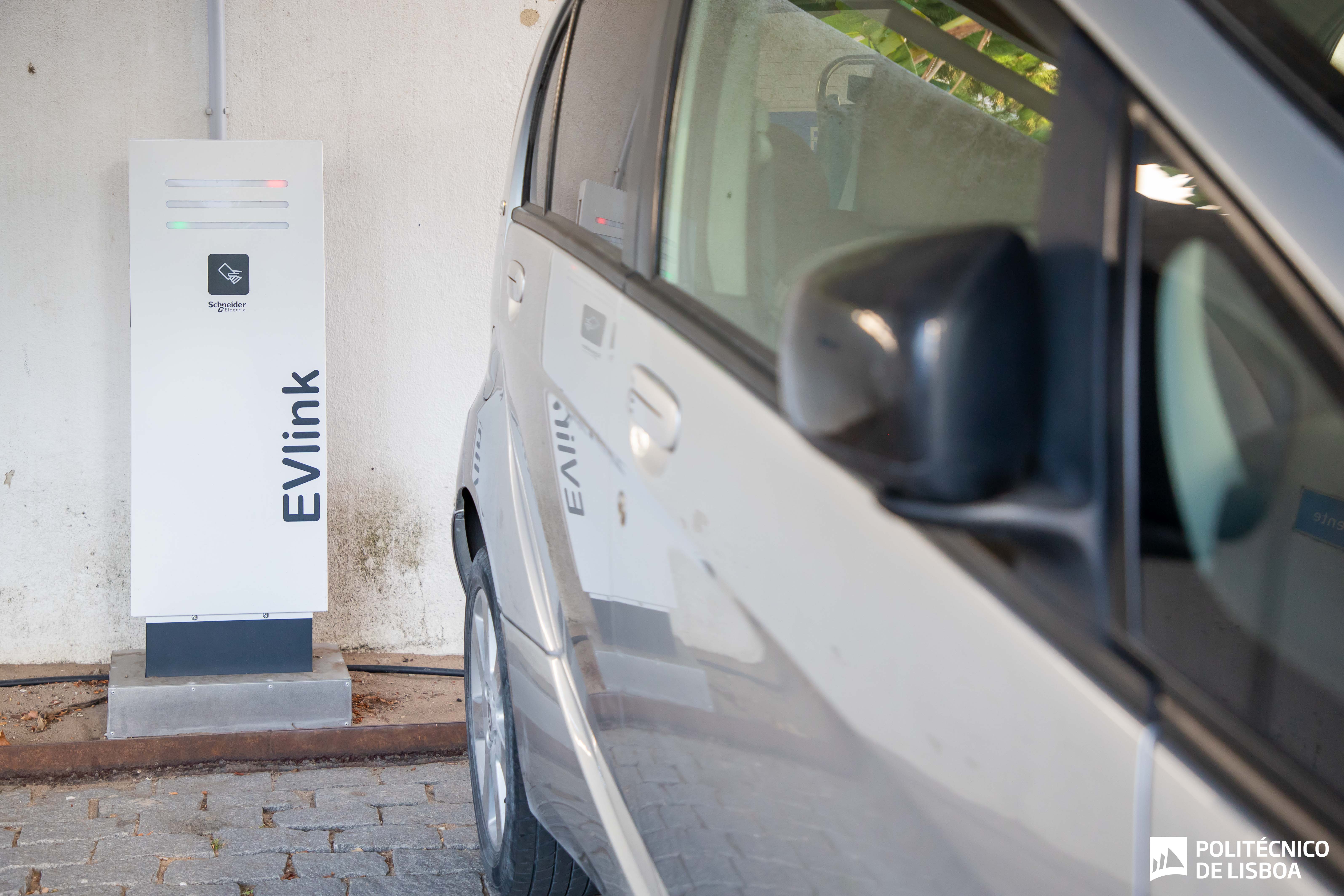 imagem de carro elétrico com posto de carregamento