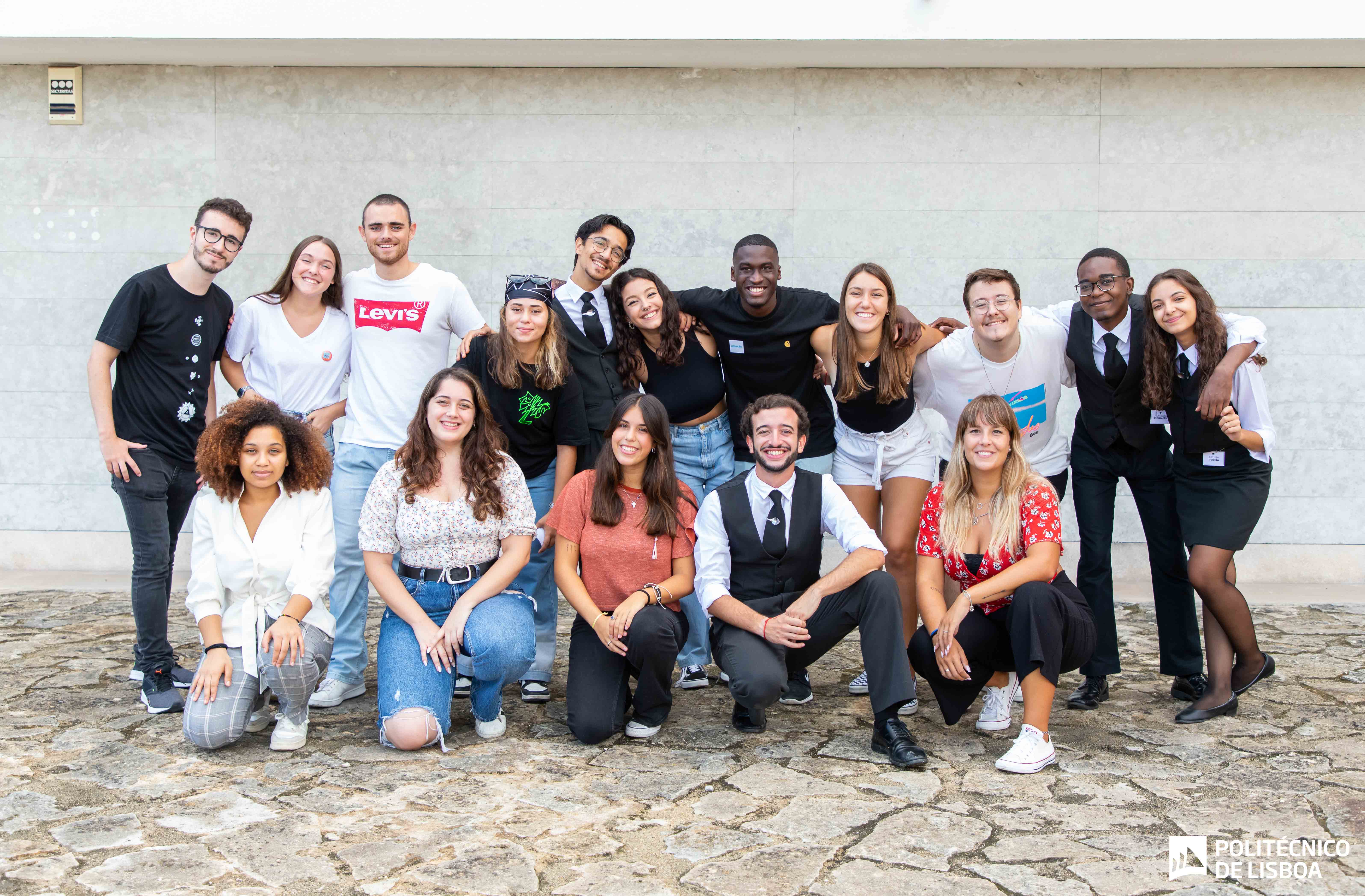 estudantes juntos à frente da escola