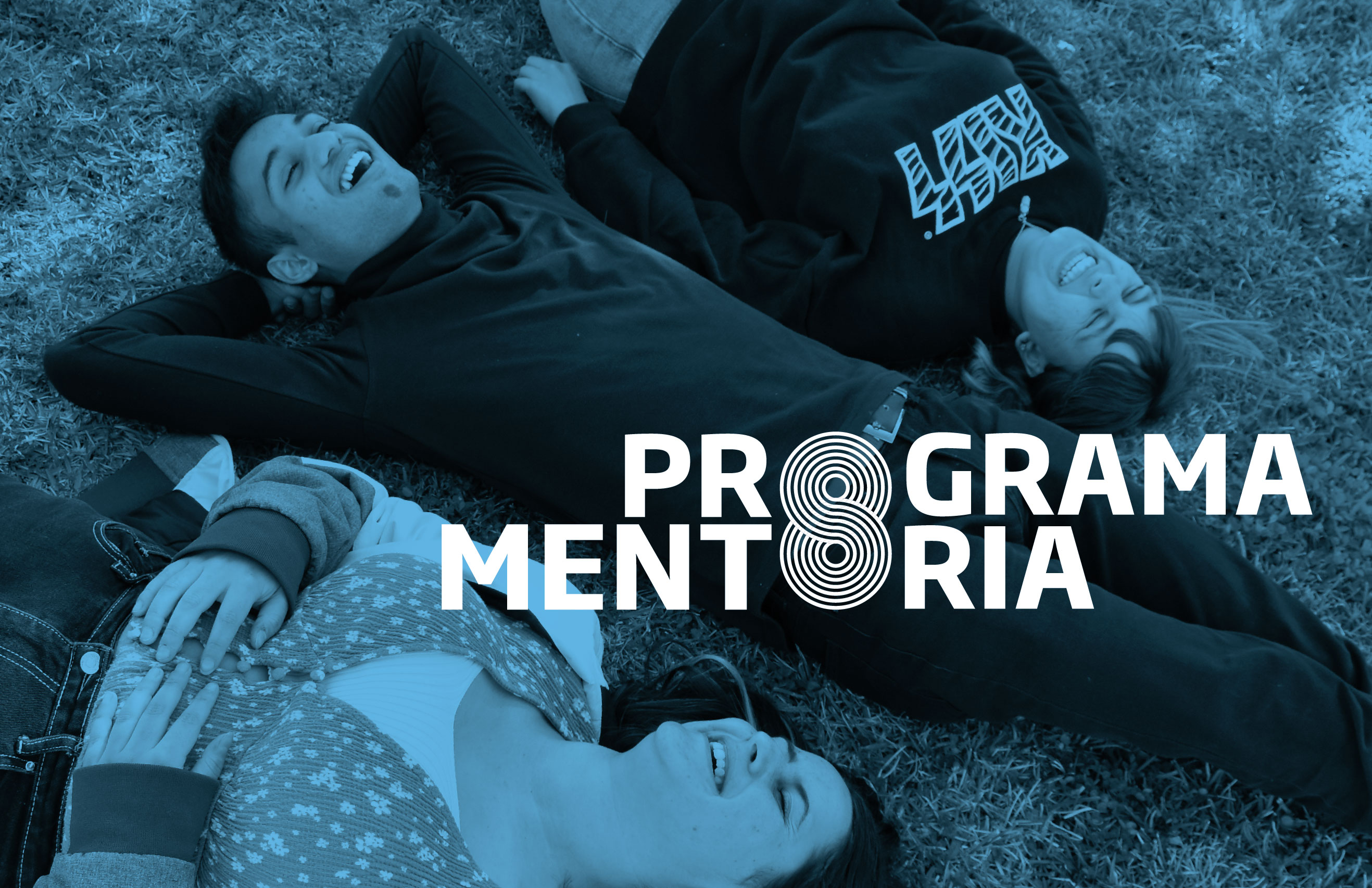 estudantes deitados na relva com menção do programa mentoria 