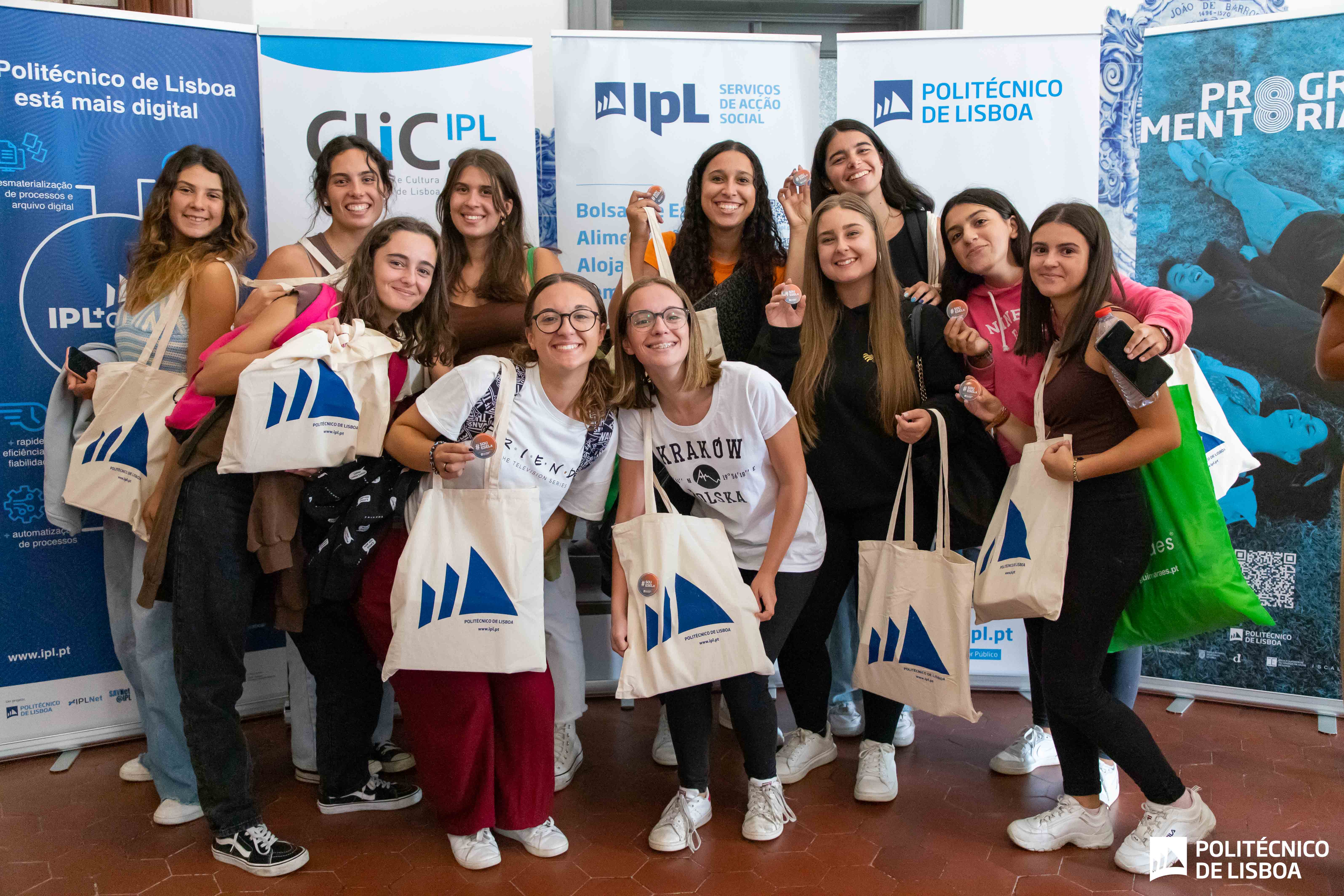 estudantes com o Kit boas-vindas