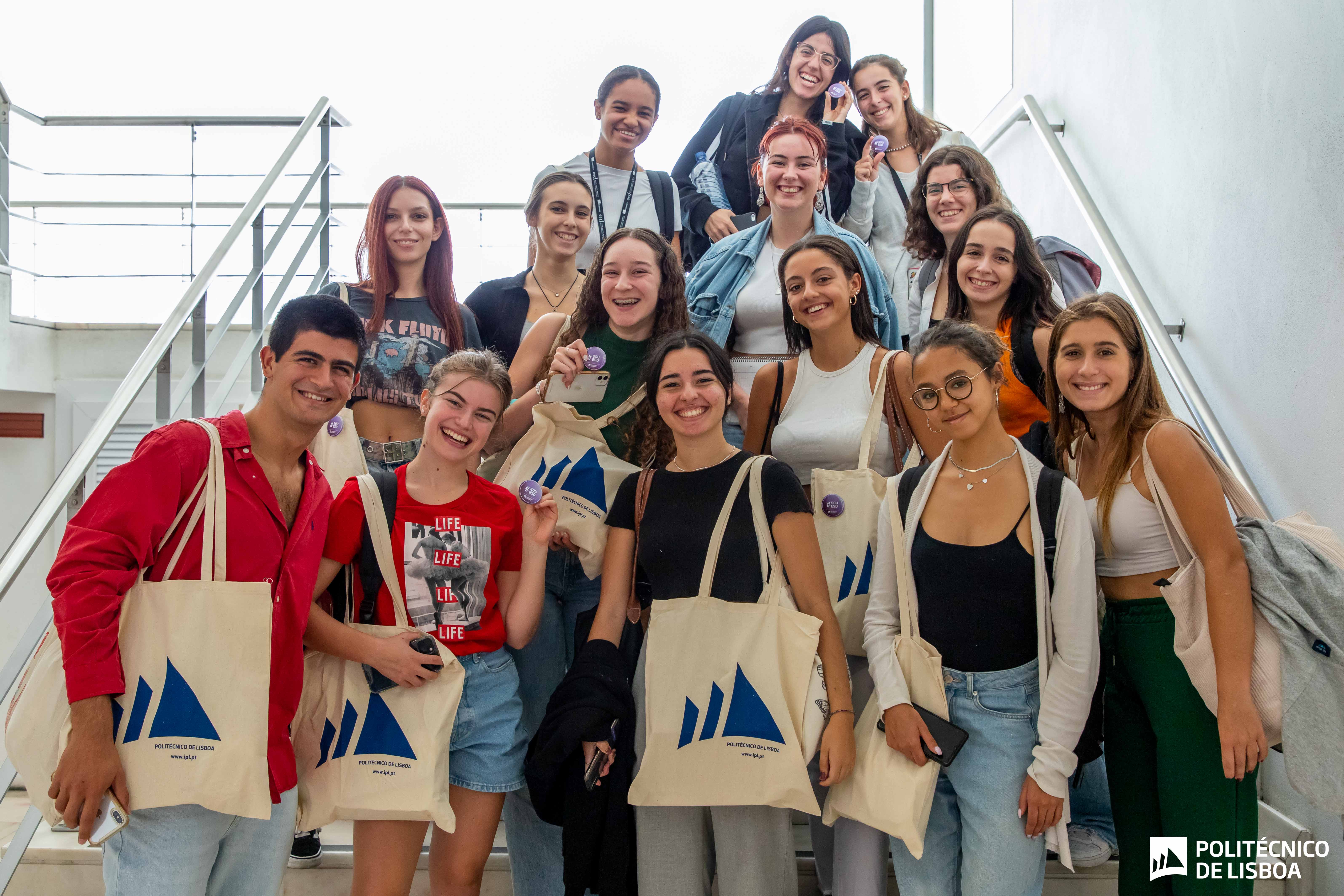 estudantes do IPL com o Kit boas-vindas