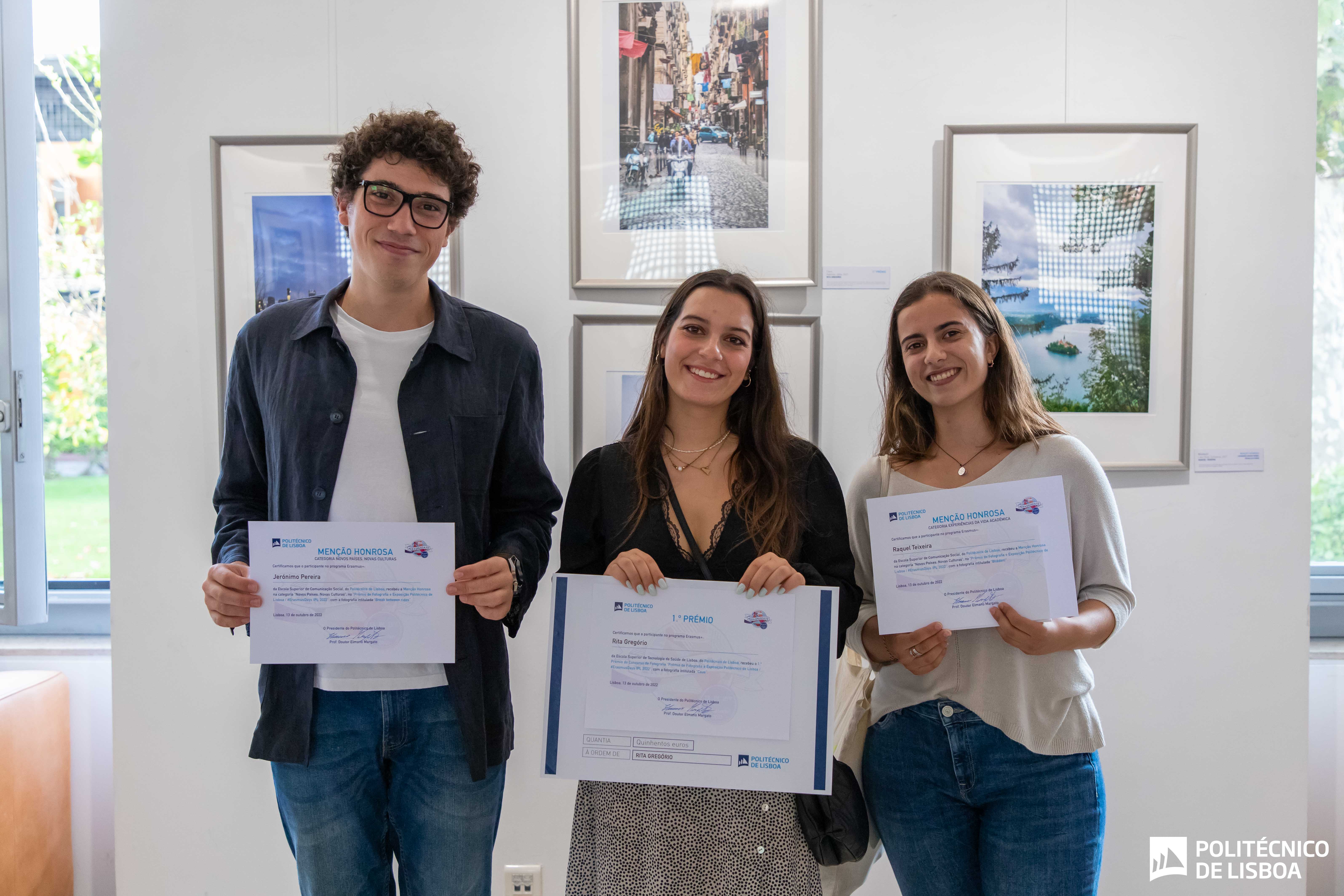 aluna vencedora e alunos com duas menções honrosas no Concurso Fotografia ErasmusDays