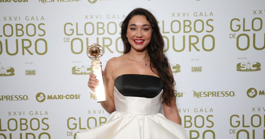 atriz Rita Rocha Silva com o Globo de Ouro