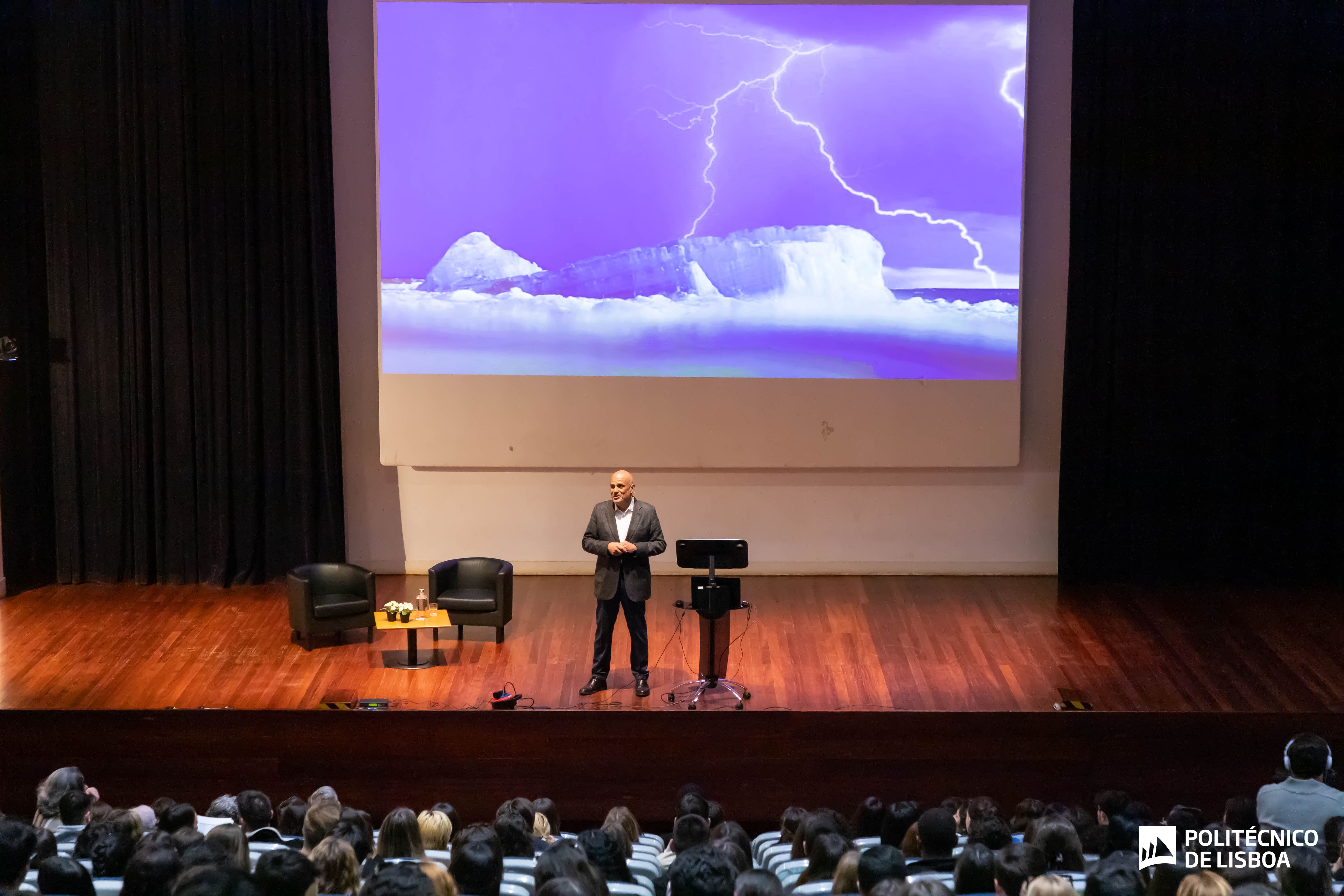 Palestra de Luís Paixão Martins na ESCS