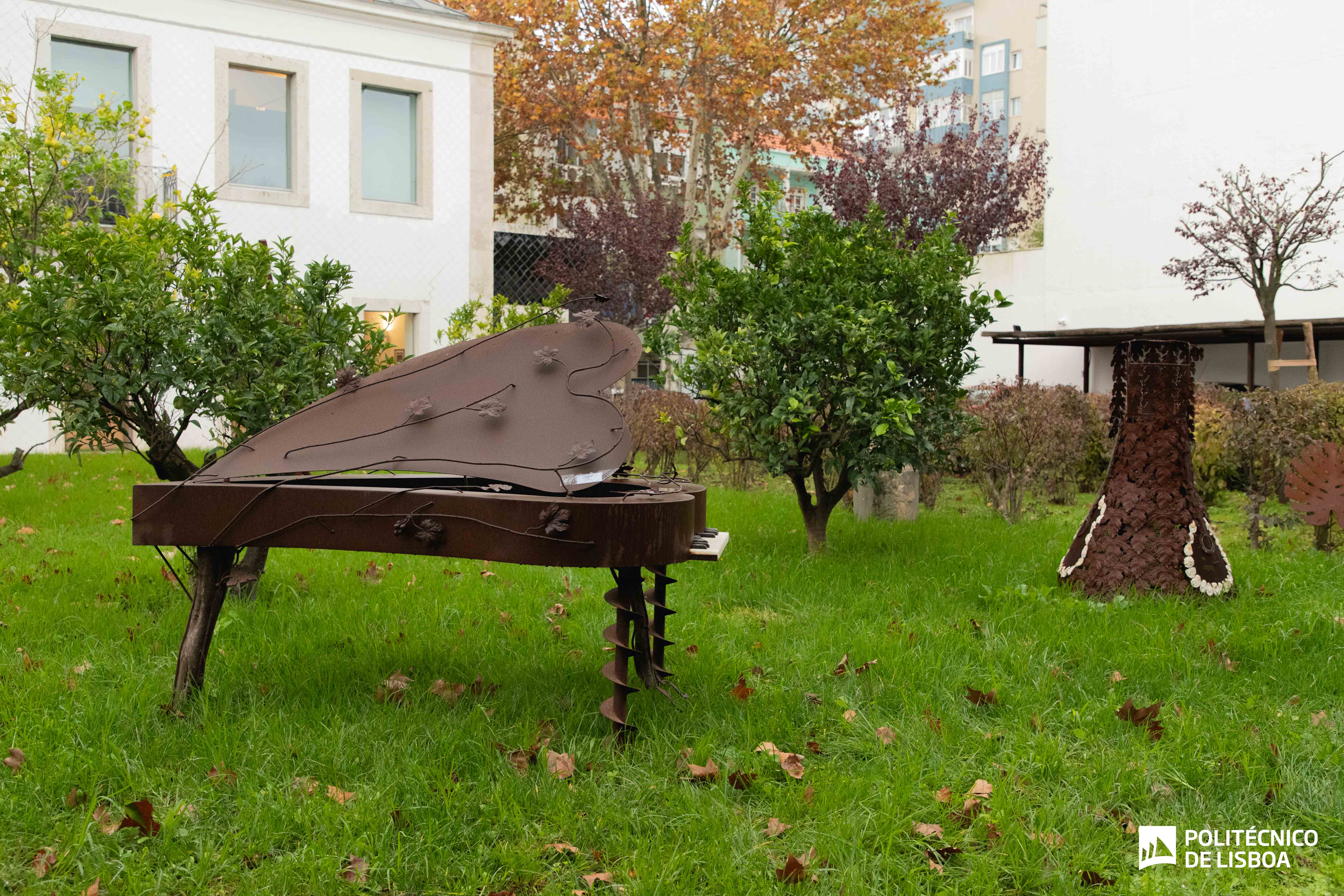 Escultura e arte pública expostas nos jardins do IPL em Benfica