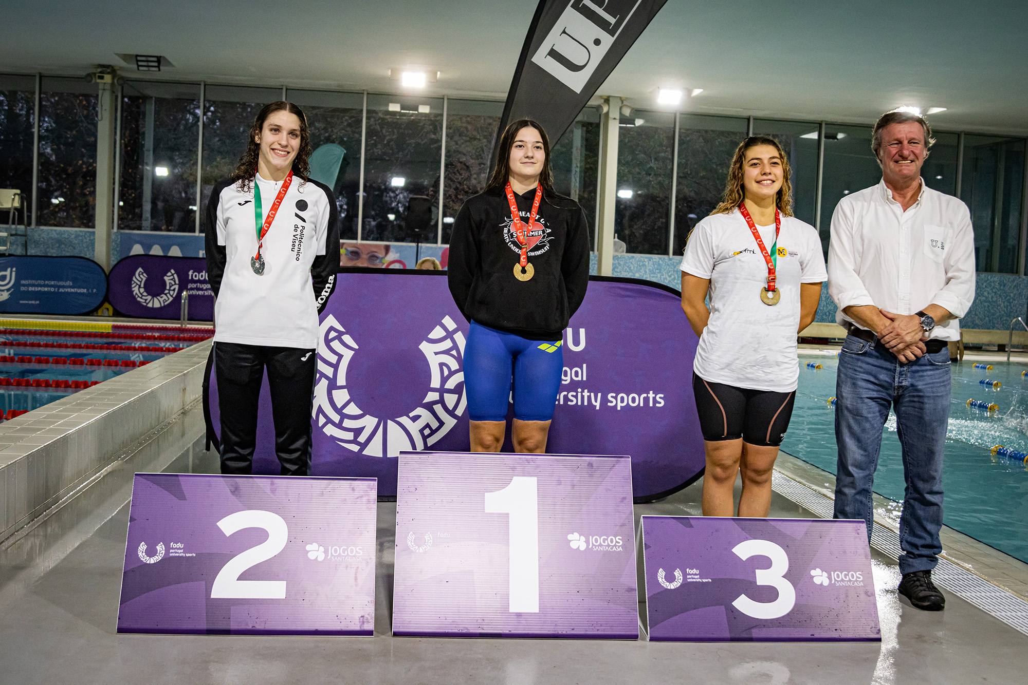 Pódio com entrega de medalha de ouro dos 3 primeiros lugares - natação