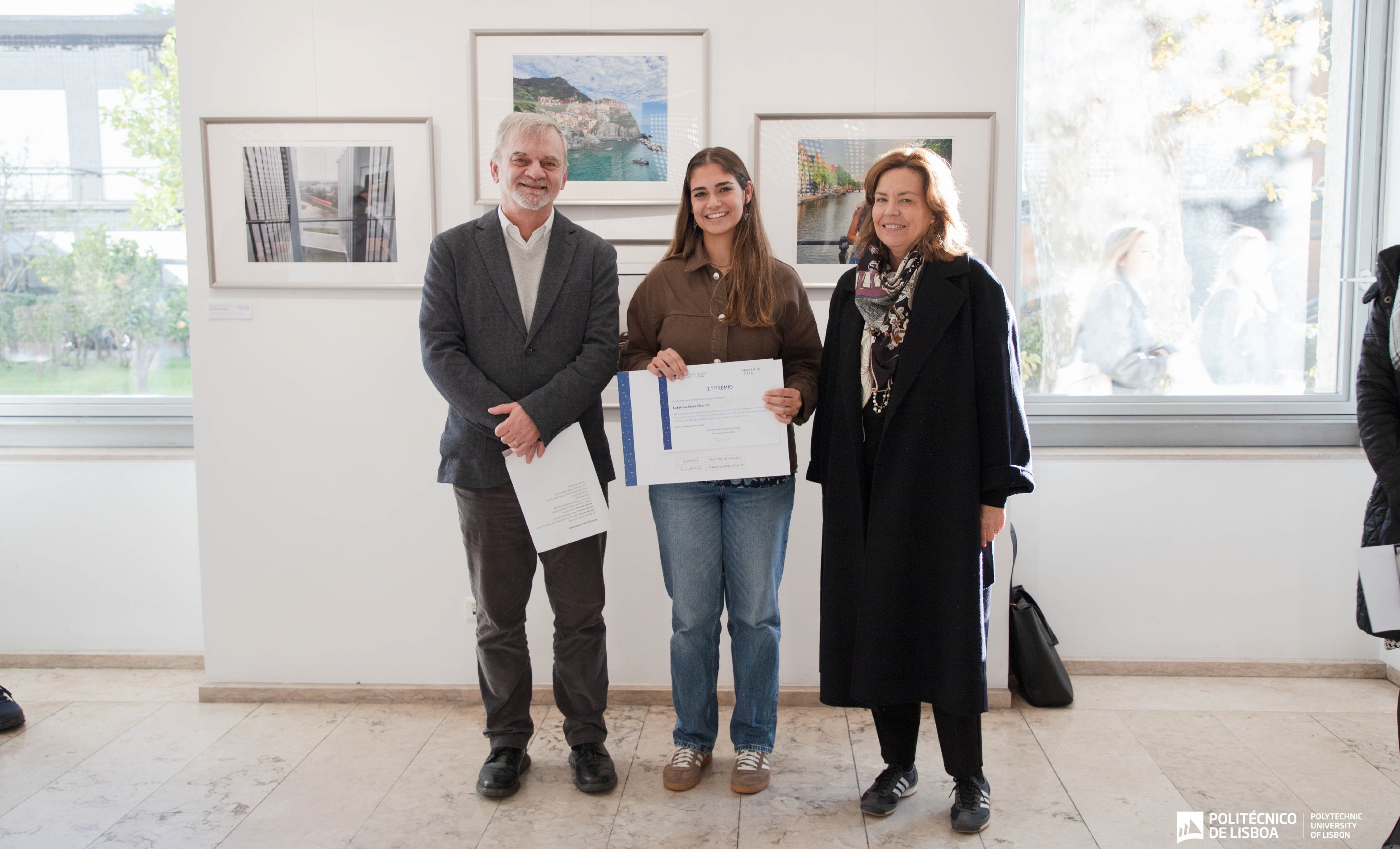 Entrega do prémio a premiada Catarina Alves Chendo, pelo presidente do IPL, António Belo e a diretora da Agência Nacional Erasmus+, Cristina Perdigão