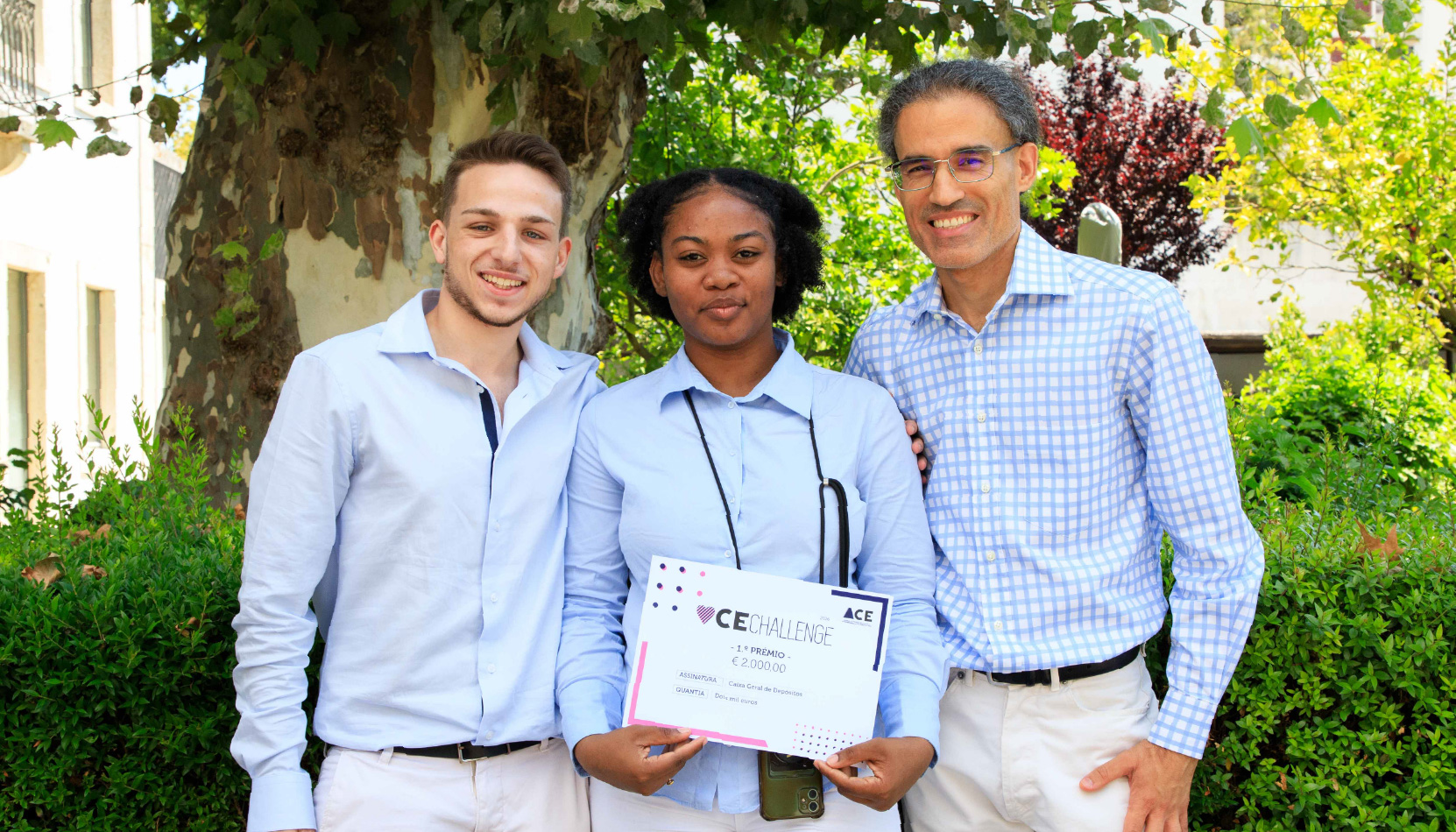 três estudantes vencedores do concurso Ace Challenge