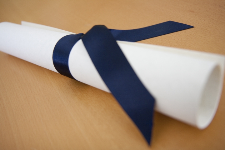 Diploma enrolado com laço azul