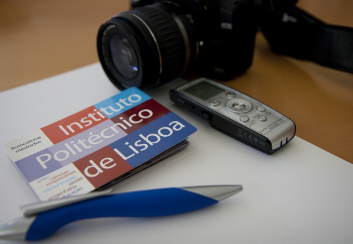 Brochura IPL, máquina fotográfica e telemóvel.