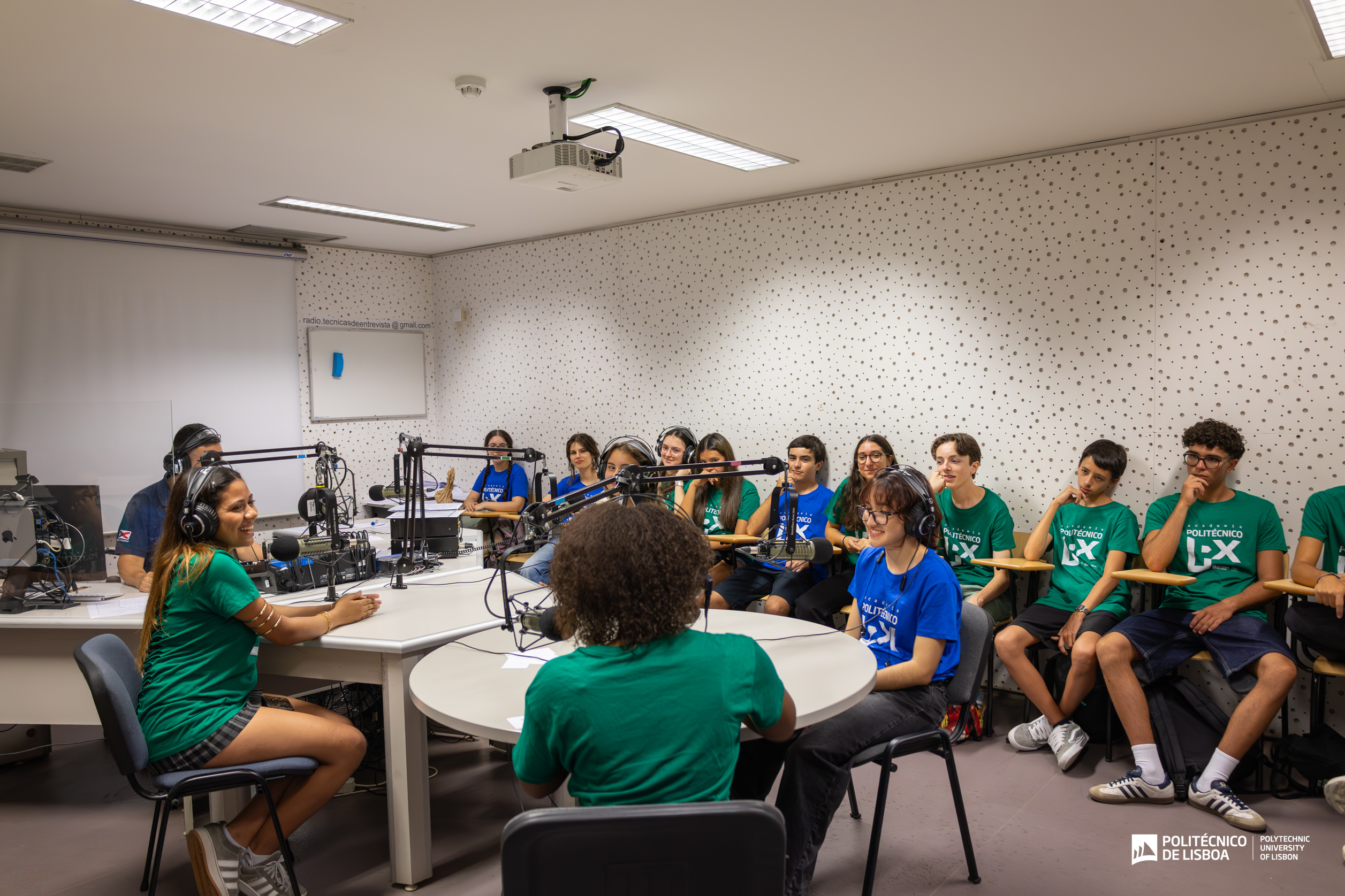 Academia de Verão Politécnico Lx no estúdio de rádio ESCS