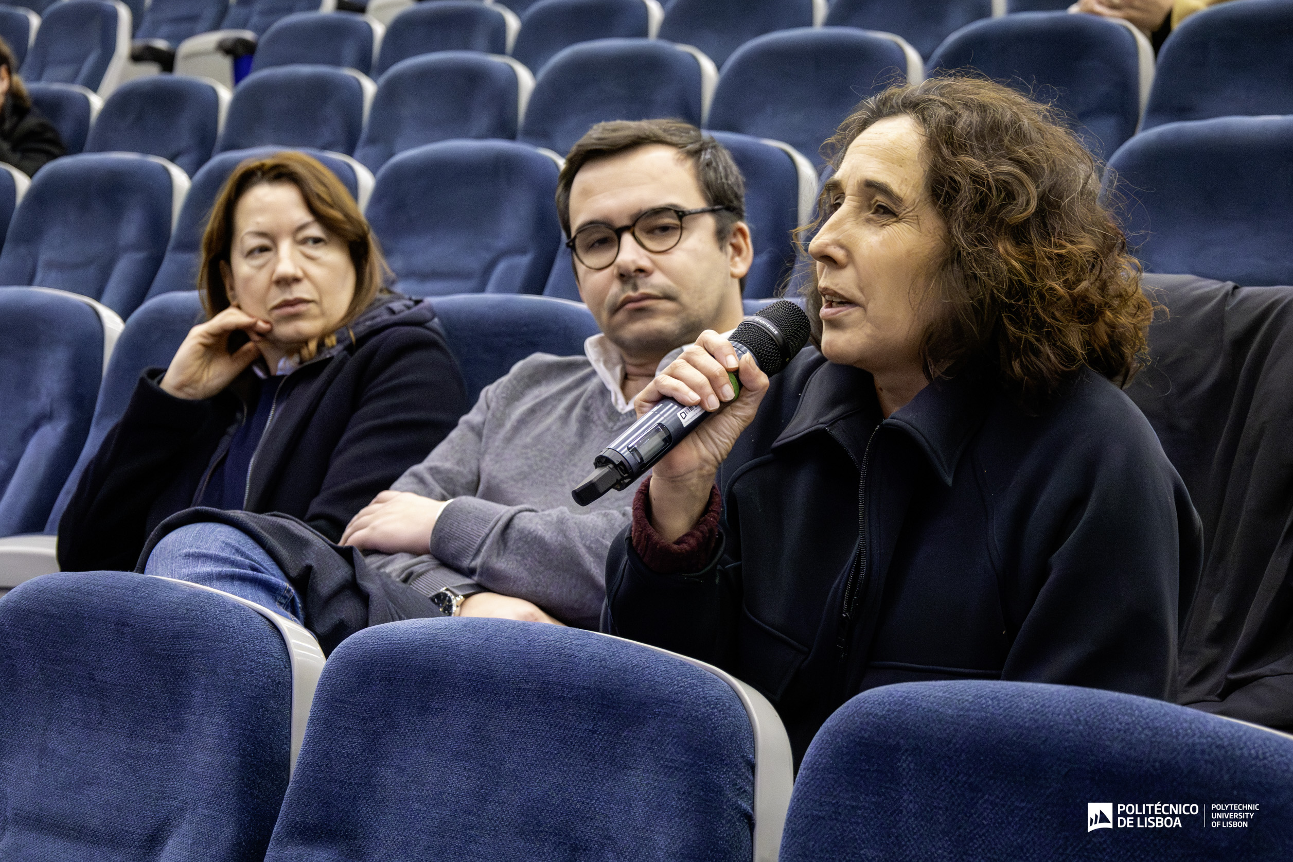 imagem pessoas do público a falar IPL 2033 ESCS