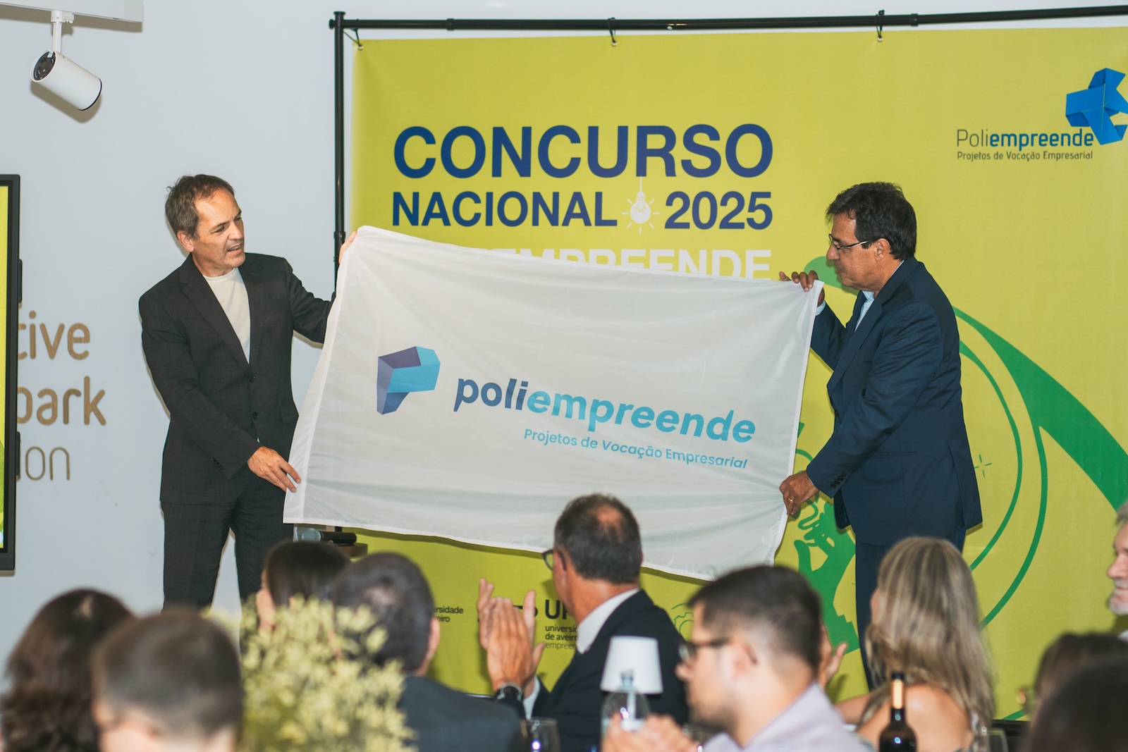 logotipo poliempreende