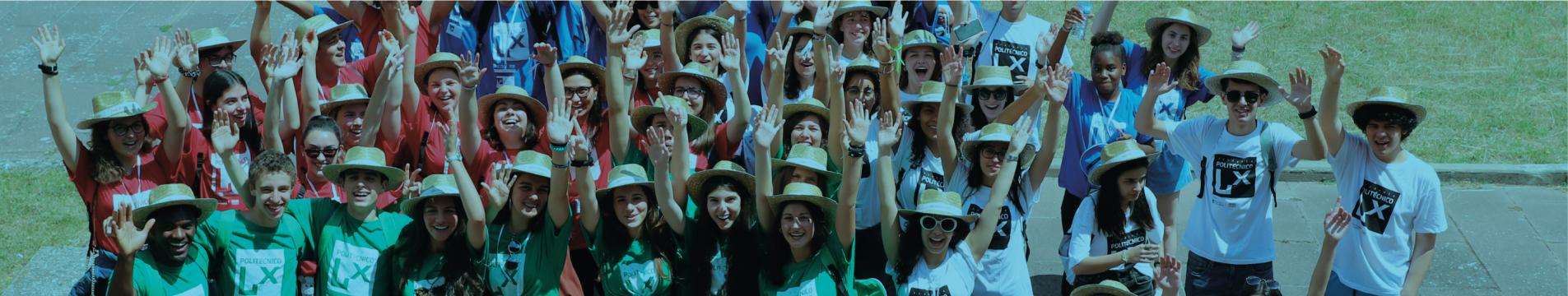 imagem de um grupo de candidatos com os braços no ar