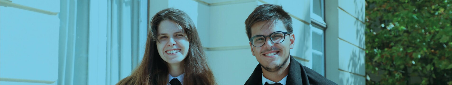 imagem de dois estudantes a sorrir