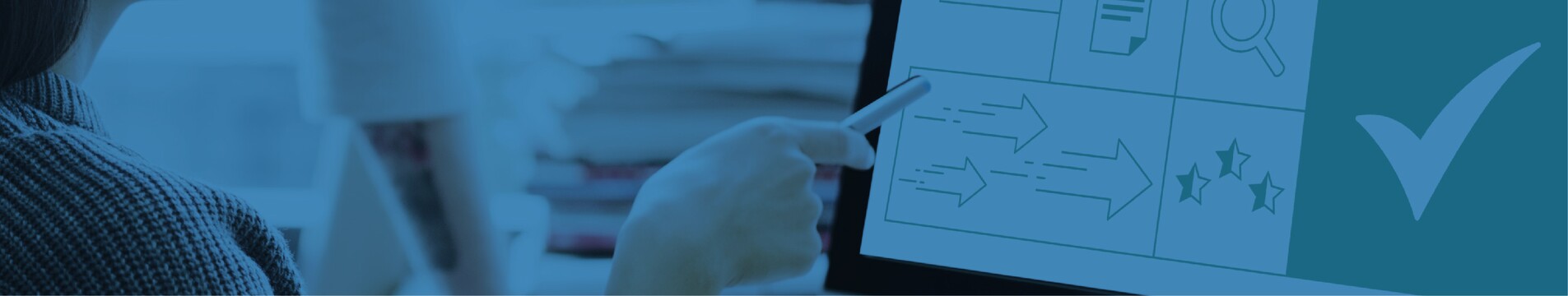 imagem de pessoa apontar para um ecrã de computador onde se vê o símbolo de qualidade