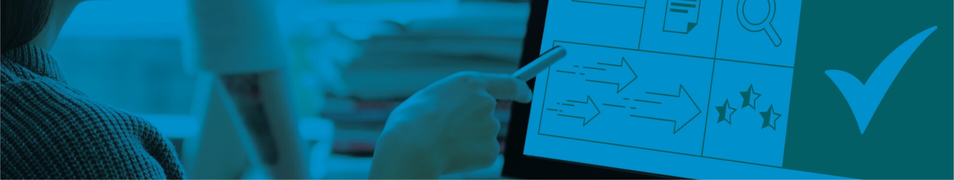 imagem de pessoa apontar para um ecrã onde é visível o símbolo de qualidade