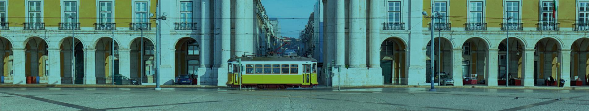 Imagem do arco do Rossio com o elétrico a passar