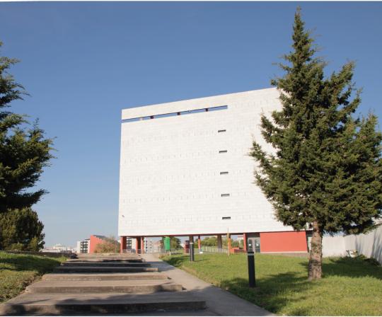 Imagem do edifício da ESCS