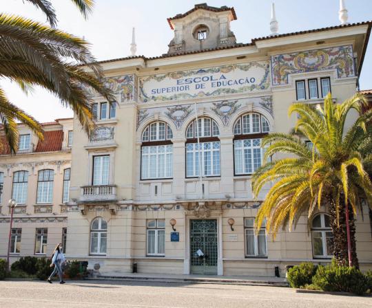 Imagem da fachada com azulejo do edifício da ESELx