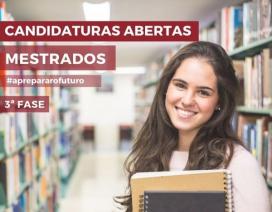 imagem de estudante a sorrir com cadernos no colo, numa biblioteca