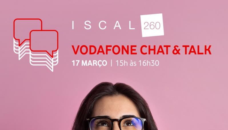 imagem com fundo rosa, com uma estudante de óculos a sorrir a olhar para cima, onde tem o texyto Vodafone chat and talk