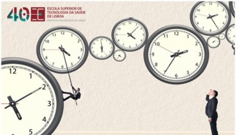Imagem dividida em 2 partes, um com fundo claro com a ilustração de uma pessoa a observar 5 relógios, outra com o fundo laranja com o texto: "Gestão de Tempo"
