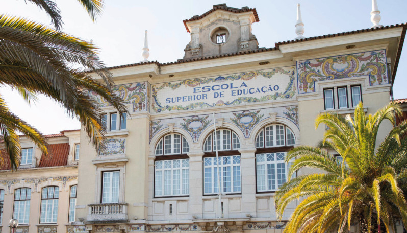 Imagem da fachada com azulejo do edifício da ESELx