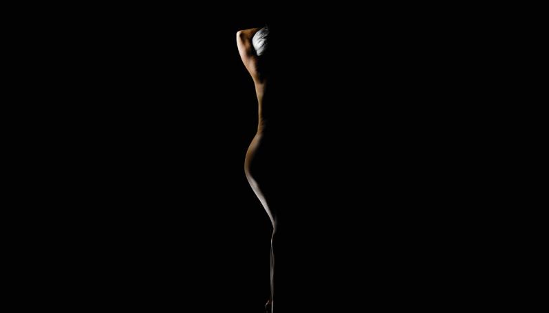imagem de um corpo feminino nú num fundo preto