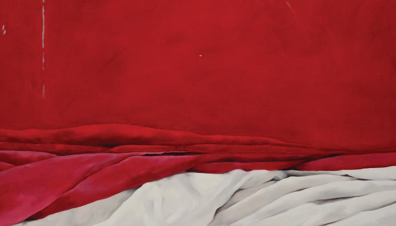 imagem de uma pintura de Helena Nunes onde a tela é preenchida por dois lençóis, um vermelho e outro branco embrulhados um no outro