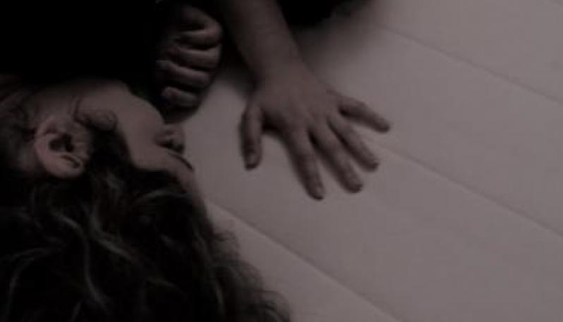 imagem de uma cabeça feminina com cabelo deitada sobre um colchão, a preto e branco