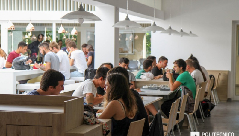 Estudantes na cantina do ISEL