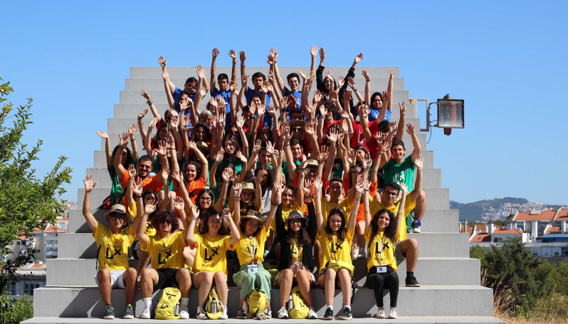 Grupo de participantes da Academia Politécnico LX nas escadas da ESCS