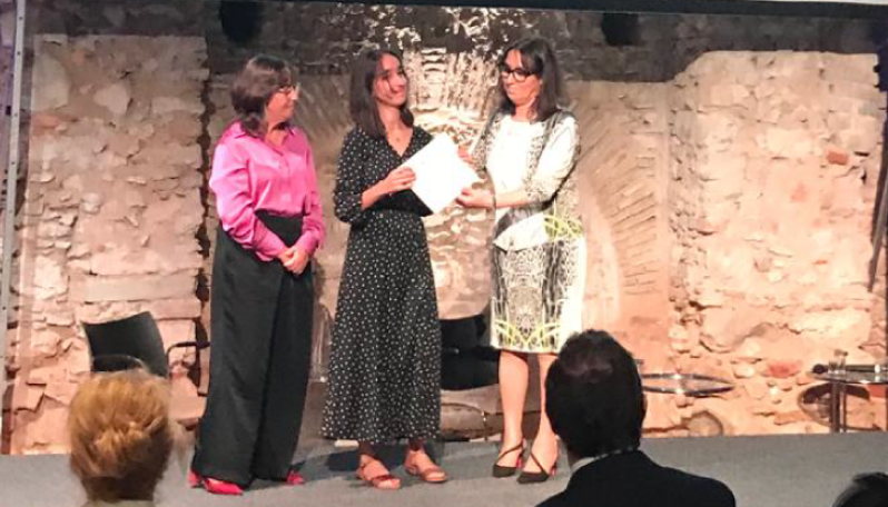 foto com 3 mulheres de pé num palco numa cerimónia de entrega de bolsas