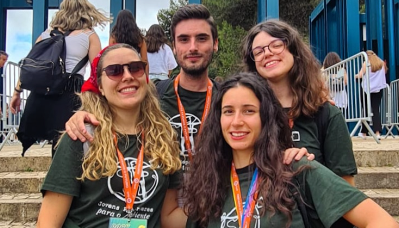 foto de 4 jovens, um rapaz e duas raparigas em pé numas escadas num festival
