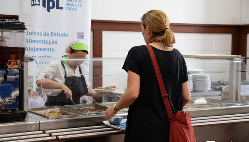 foto de uma cantina com a funcionária que serve e o utilizador com o tabuleiro