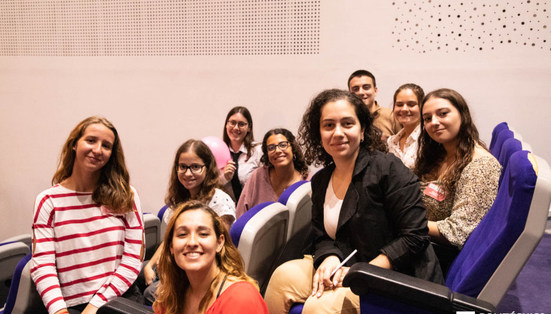 estudante sentados num auditório a sorrir