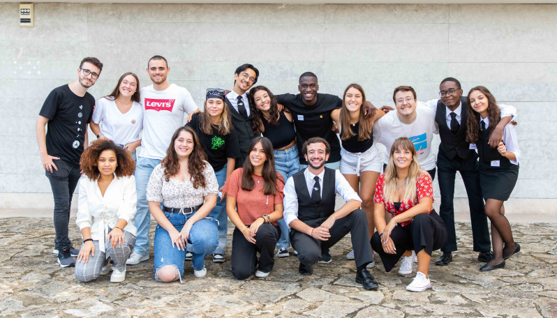 estudantes juntos à frente da escola