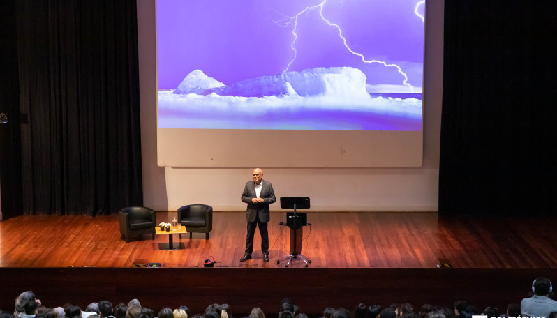 Palestra de Luís Paixão Martins na ESCS