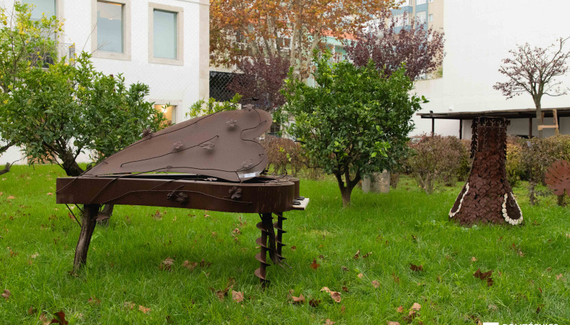 Escultura e arte pública expostas nos jardins do IPL em Benfica