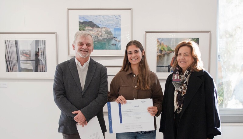 Entrega do prémio a premiada Catarina Alves Chendo, pelo presidente do IPL, António Belo e a diretora da Agência Nacional Erasmus+, Cristina Perdigão