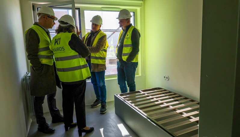 Foto da Visita ao Quarto modelo da futura residência de estudantes da Venda Nova (Amadora) 