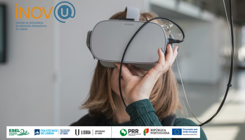 Pessoa a utilizar óculos de realidade virtual num ambiente de inovação tecnológica