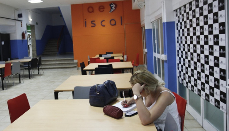 Aluna a estudar