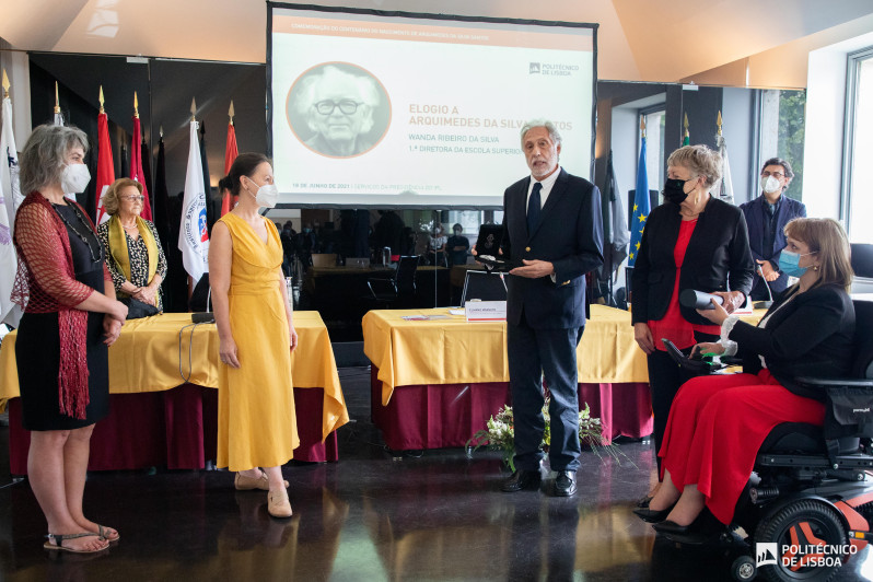 As filhas do homenageado Graça Duarte Santos e Luísa Duarte Santos receberam a medalha