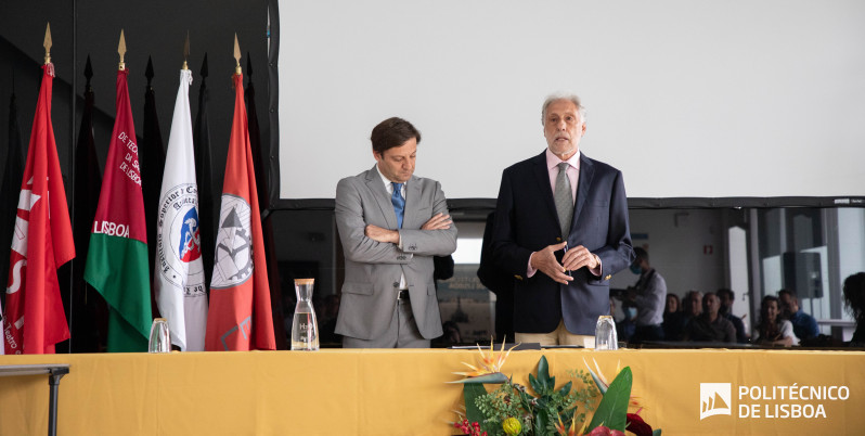 foto com dois homens em pé em que um discursa